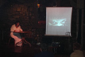Nataša Švikart se je ob video projekciji predstavila s pesniško zbirko Venerine samoizpovedi.