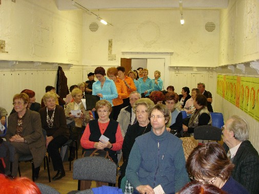 Učiteljski zbor OŠ Naklo je začel prireditev z učinkovito izvedbo belokranjske »Pobelelo polje«.