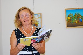 Tanja Kovše, nečakinja Sonje Praunseis, je prebrala odlomek iz zgodbe.