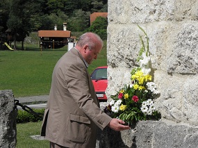 Božidar Brezinščak Bagola polaga cvetje na spomenik Antuna Mihanovića v Zelenjaku