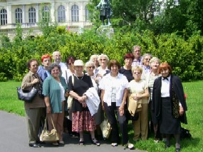 Še skupinska slika pred spomenikom J. V. Valvasorja