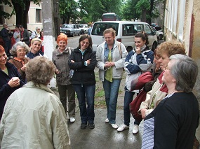 Udeleženci pred Starim gledališčem Mihai Eminescu v Oraviţi