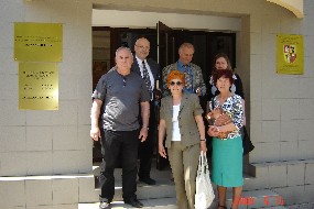 Od leve: Aleš Tacer, Marjan Pungartnik, Veronika Haring, Günther Maier, Ivana Hauser in Angela Korb pred nemško knjižnico v Reşiţi