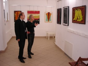 Curt Schnecker in Eduard Hois (Shugle) si oglejujeta razstavo.