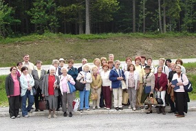 In še fotografija ob odhodu - V prvi vrsti od leve: Erna Hölzl, Danica Gregorčič, Majda Senica Vujanovič, Štefka Lang, Tihomila Dobravc, Inge Vogrin Mlakar, Sonja Golec, Jožica Hladin, Marica Škorjanec, Maja Dolinar, Bernarda Uršič, Jana Hartman Krajnc in Mira Ribič Turičnik. V drugi vrsti od leve: Erna Kotnik, Mirko Kotnik, Angela Fujs, Cilka Dimec Žerdin, Tatjana Srebrnič, dr. Tilka Kren Obran, Janko Potočnik, Manica Gornjak, Štefka Bohar, Ivana Hauser, Zvone Batista, Mihaela Mravljak, Cvetka Vidmar, Zmaga Palir, Dragica Breskvar, Anica Horvat, Nataša Švikart in Metka Lampret.